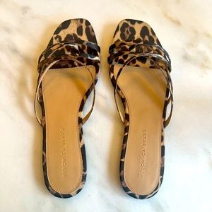 Never been worn Veronica Beard leopard pattern flat sandals